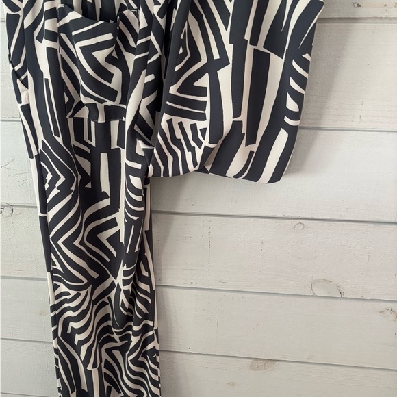 LOFT Ann Taylor  Geometric Palazzo Pants. Two front pockets, two back pockets. - Picture 9 of 15